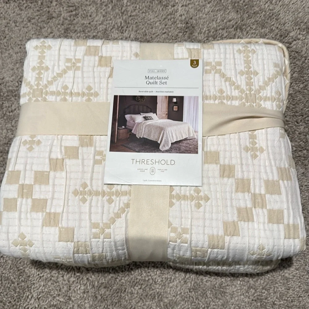 Full/queen Matelasse 3 piece quilt set